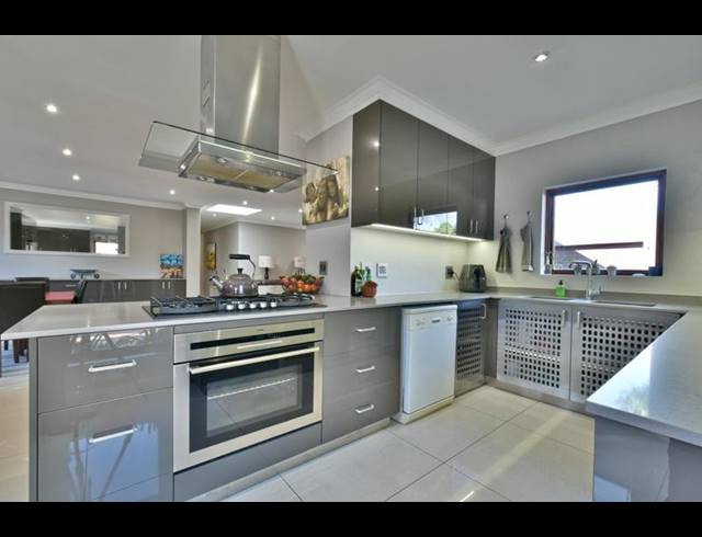 4 BEDROOM HOUSE FOR SALE IN PARKTOWN NORTH
